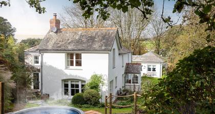 Calenick - a stylish cottage that sleeps 6 guests in 3 bedrooms