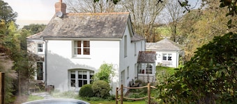 Calenick - a stylish cottage that sleeps 6 guests in 3 bedrooms