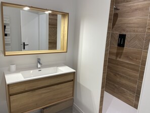 Een haardroger, handdoeken, zeep, toiletpapier