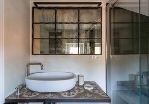 Shower, bidet, towels, toilet paper