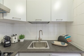 Kühlschrank, Mikrowelle, Herdplatte, Wasserkocher mit Kaffee-/Teezubehör