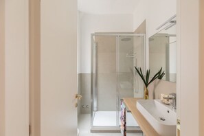 Shower, bidet, towels, toilet paper - iFlat | Lovely in Trevi Fons Trevi II (Roma)