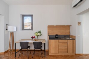 Une petite cuisine équipée d’un évier et d’une fenêtre.