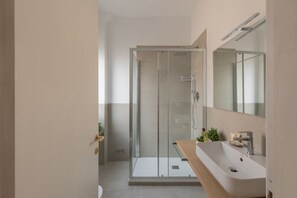Douche, bidet, serviettes fournies, papier de toilette