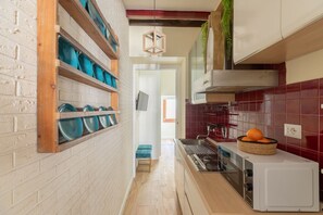 Kühlschrank, Mikrowelle, Herdplatte, Geschirrspüler