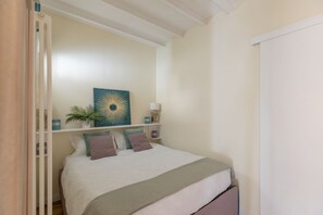1 habitación, tabla de planchar con plancha, wifi y ropa de cama 