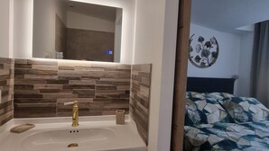 1 slaapkamer, een strijkplank/strijkijzer, gratis wifi, beddengoed