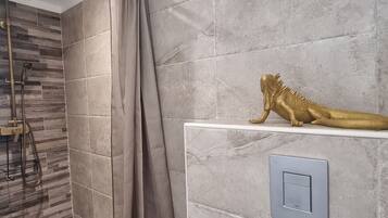 Shower, towels, soap, shampoo