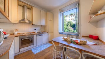 Frigorifero, microonde, forno, piano cottura