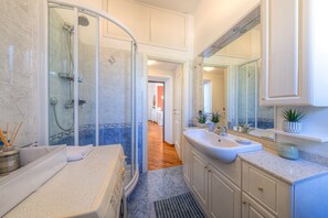 Dusche, Haartrockner, Bidet