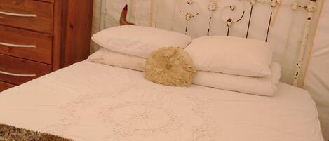 1 bedroom, bed sheets