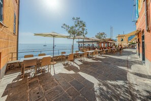 Outdoor dining - CASA IRIS - Comfort and the Sea Just Steps Away (Camogli)