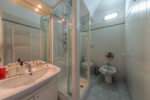 Shower, hair dryer, bidet - CASA IRIS - Comfort and the Sea Just Steps Away (Camogli)