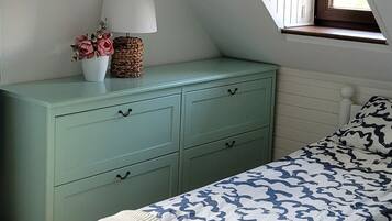 2 bedrooms, desk, iron/ironing board, WiFi