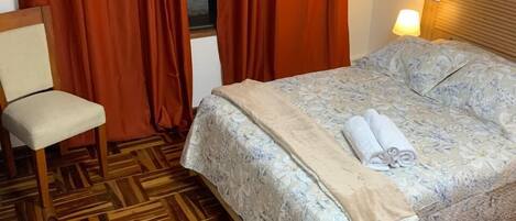 Hab Doble 5 | 1 bedroom, down comforters, individually furnished, desk