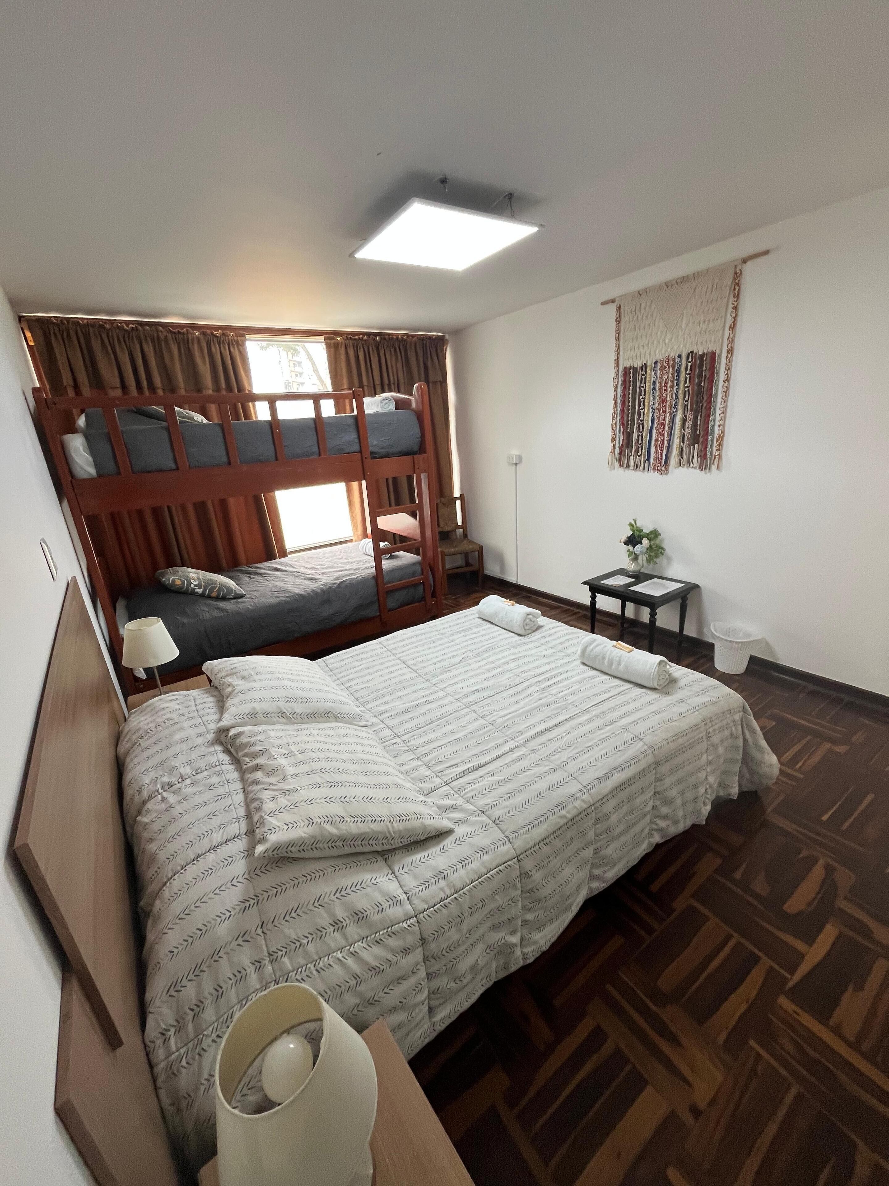 Familieværelse til 4 personer | Dundyner, individuel indretning, skrivebord