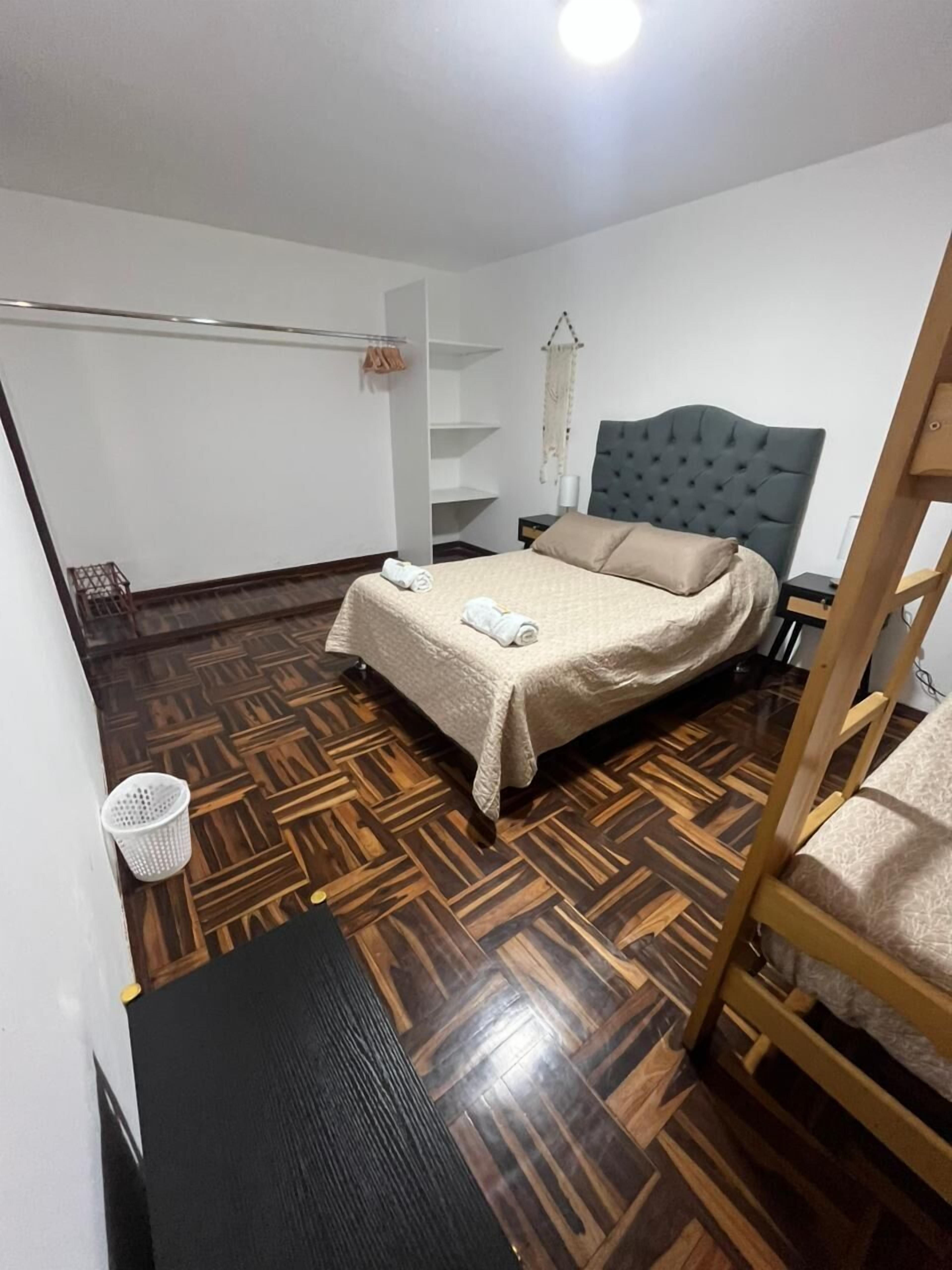 Familieværelse til 4 personer | Dundyner, individuel indretning, skrivebord