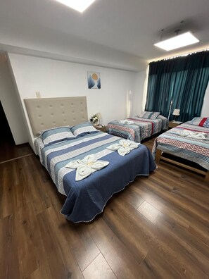 家庭四人房 | 羽绒被、特色家居、办公桌、笔记本电脑工作区