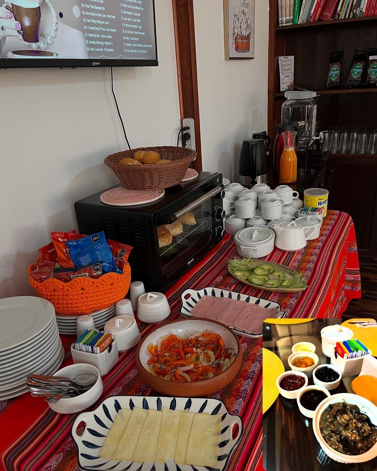 Ein Frühstückstisch mit Toaster, Kaffeemaschine und verschiedenen Speisen.