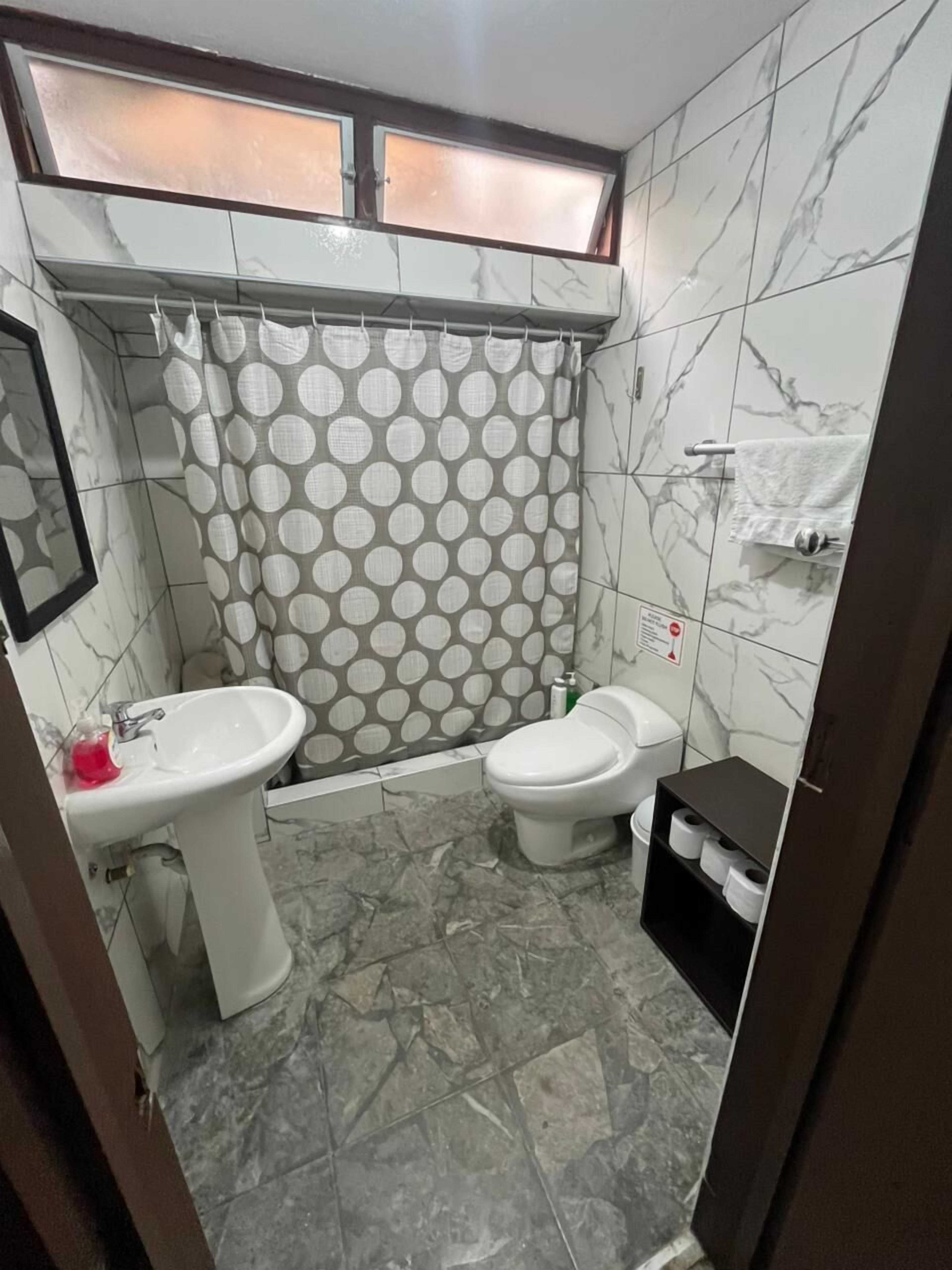 Een badkamer met toilet, bidet en wastafel.