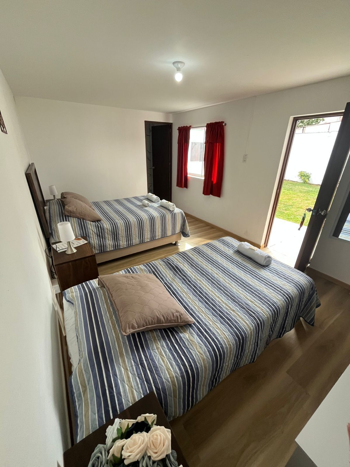 Comfort-værelse med dobbeltseng eller 2 enkeltsenge | Dundyner, individuel indretning, skrivebord