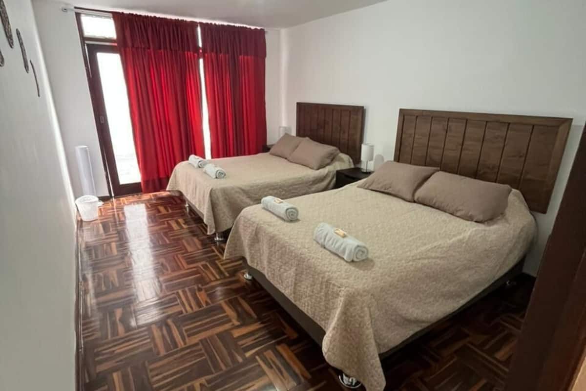 Comfort-værelse med dobbeltseng eller 2 enkeltsenge | Dundyner, individuel indretning, skrivebord