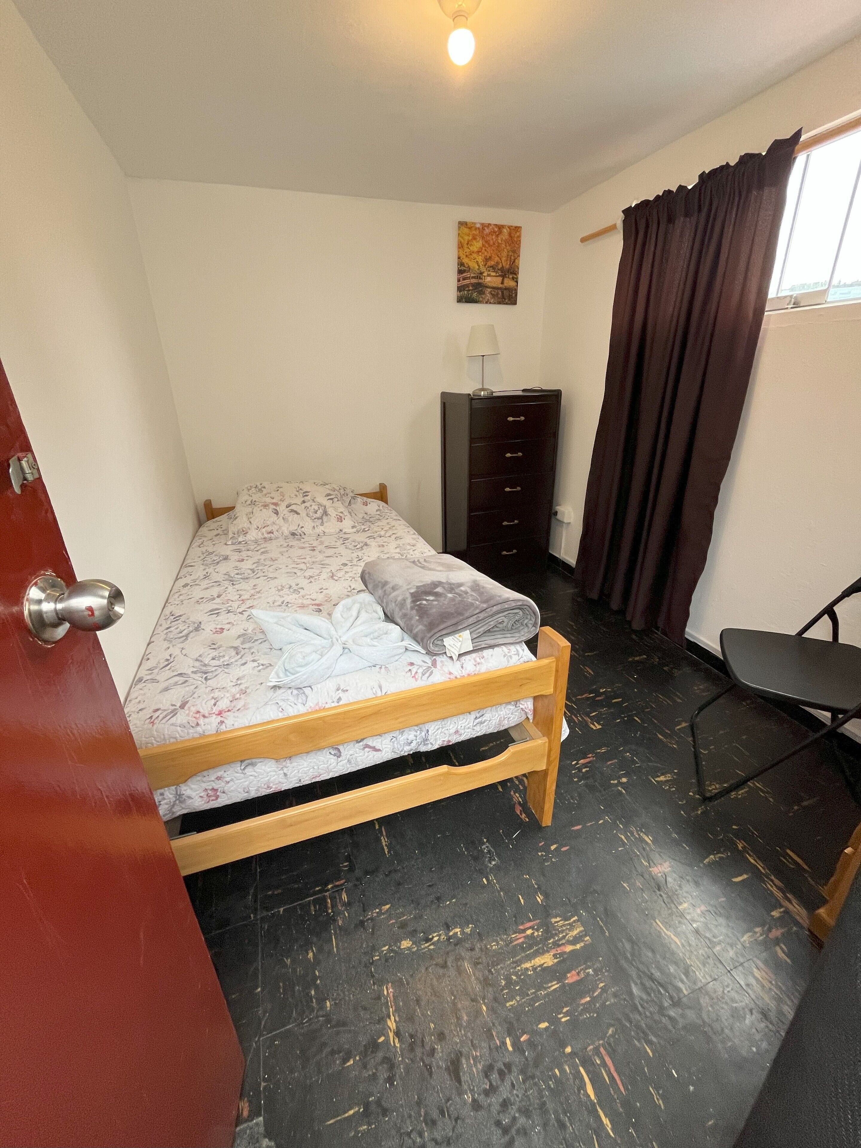 Economy-enkeltværelse | Dundyner, individuel indretning, skrivebord