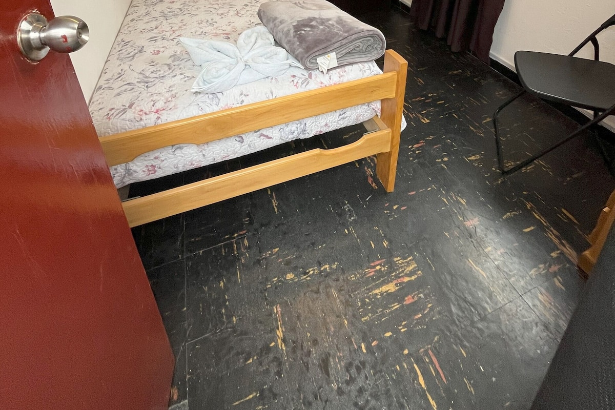 Hab Economica C5 | Edredón, escritorio y espacio para trabajar con laptop