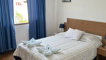 Hab Matrimonial C3 | Edredón, muebles diferentes y escritorio