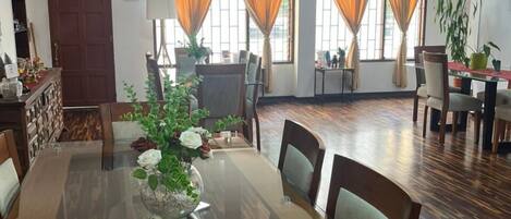 Gratis komplett frukost varje dag