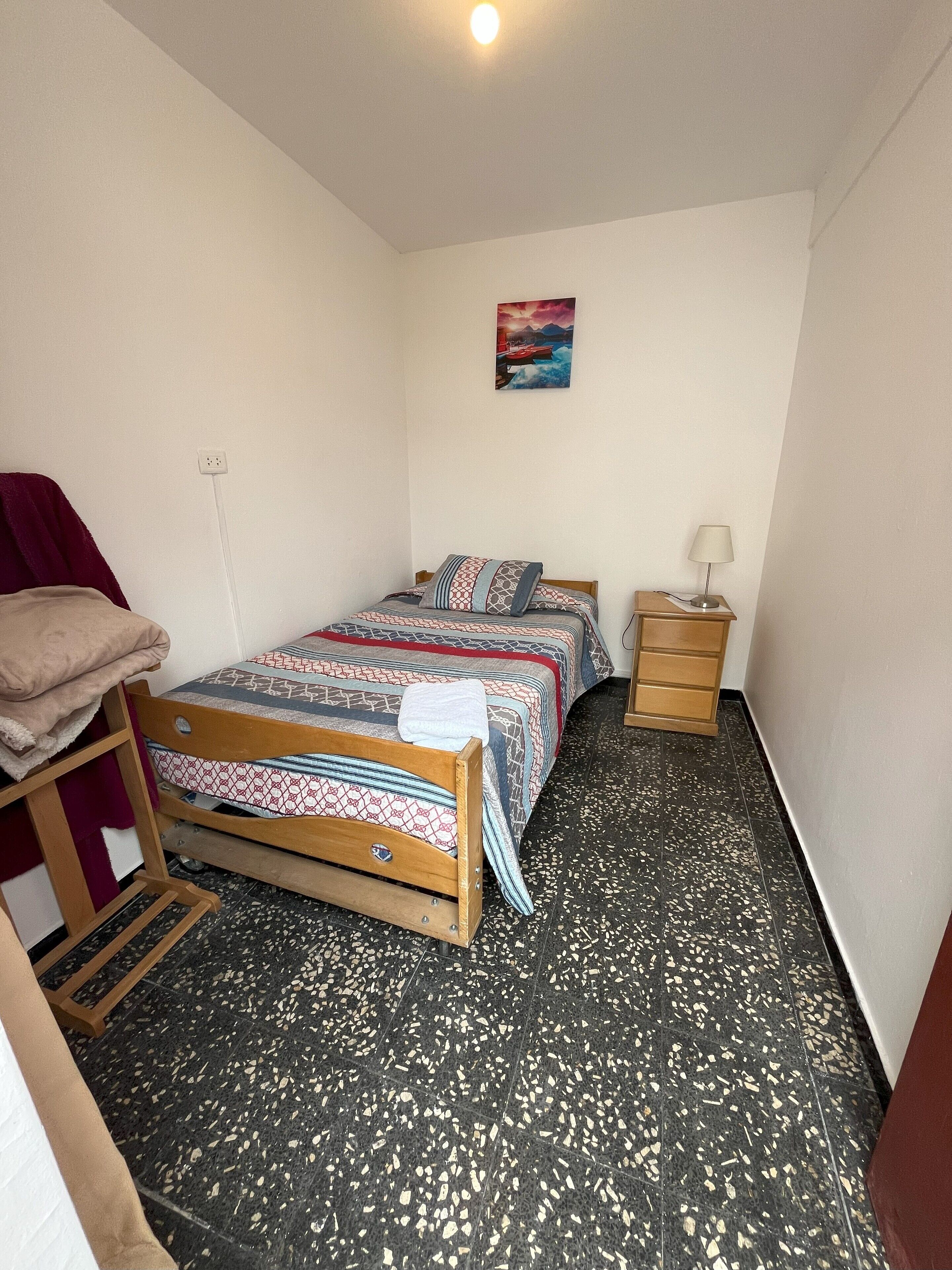 Economy-enkeltværelse | Dundyner, individuel indretning, skrivebord