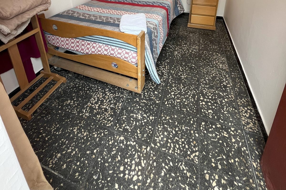 Hab economica C4 | Edredón, escritorio y espacio para trabajar con laptop