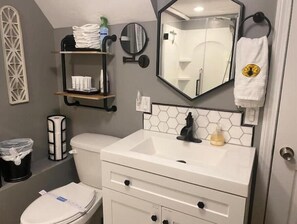 Dusche, Haartrockner, Handtücher, Seife