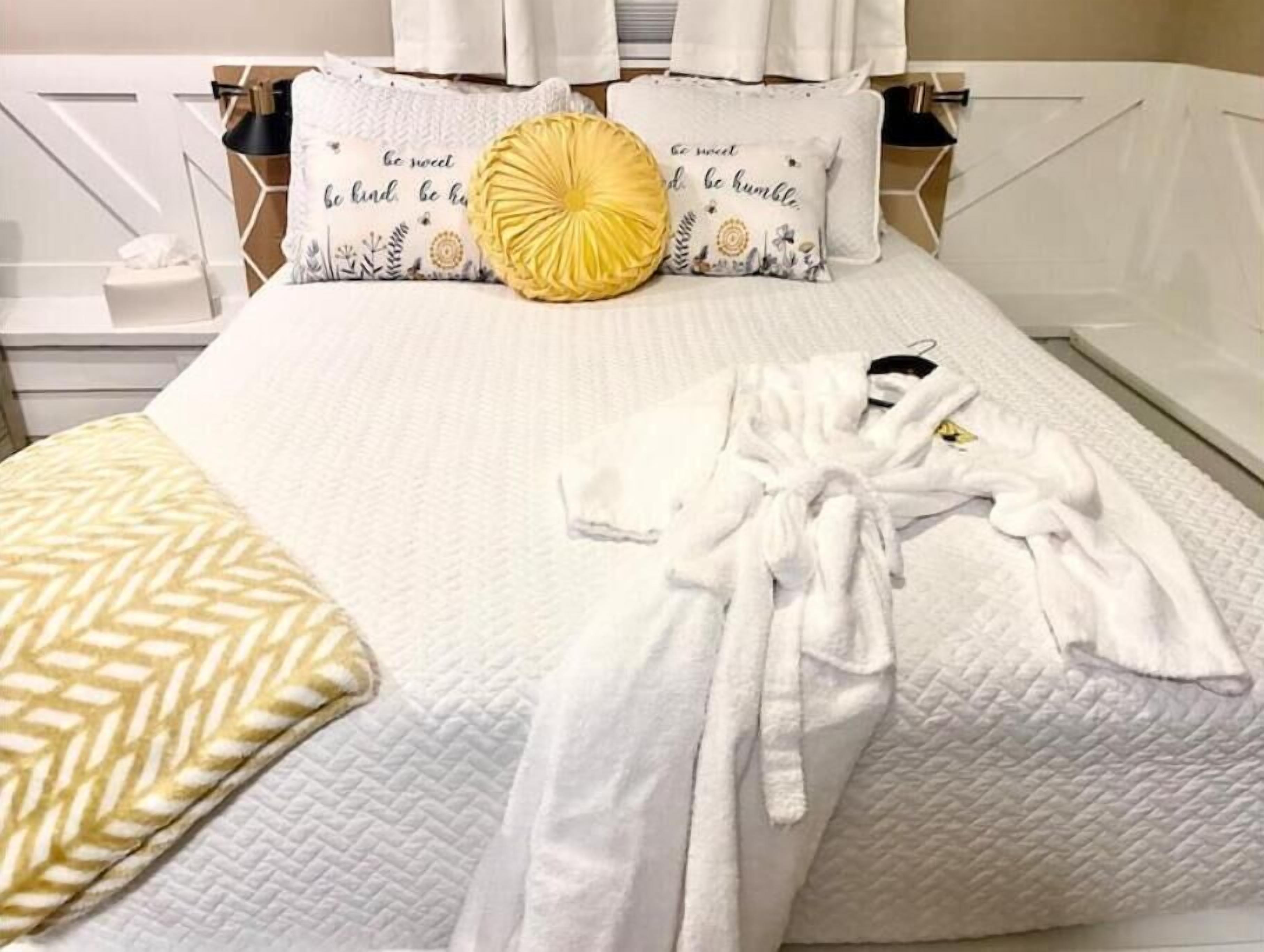 1 chambre, bureau, fer et planche à repasser, lit parapluie