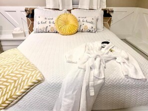 1 Schlafzimmer, Schreibtisch, Bügeleisen/Bügelbrett, Reisekinderbett