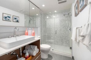 Een douche, een haardroger, handdoeken, zeep