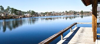 "Honey Hole on Lake Seminole" Lake front home with Boat Lift and Beautiful Views