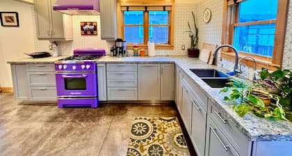 Unique Downtown Cottage - Modern & Peaceful