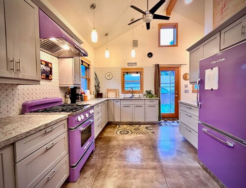 Unique Downtown Cottage - Modern & Peaceful