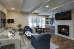 Smart TV, fireplace, printers - Luxurious Remodel- Walking Distance & Resort Pool Access (Sun Valley)