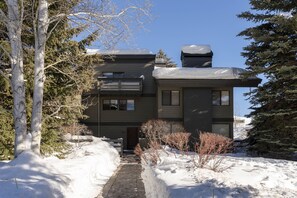 Exterior - Luxurious Remodel- Walking Distance & Resort Pool Access (Sun Valley)