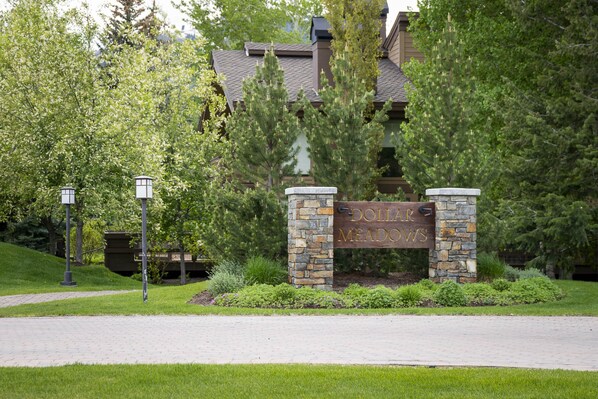 Property grounds - Luxurious Remodel- Walking Distance & Resort Pool Access (Sun Valley)