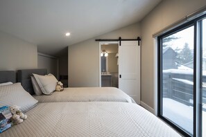 3 bedrooms, desk, iron/ironing board, WiFi - Luxurious Remodel- Walking Distance & Resort Pool Access (Sun Valley)