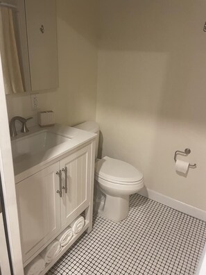 Secadora de cabello, toallas, jabón, papel de baño 