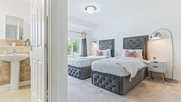 5 bedrooms, desk, iron/ironing board, free WiFi