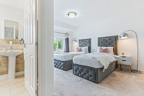 5 bedrooms, desk, iron/ironing board, free WiFi - Luxury Modern House - near Birmingham NEC and airport (Birmingham)