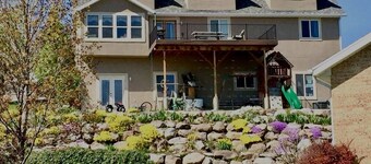 Cozy Apartment with Loft, Theater Room, & Gorgeous Mountain Views! Sleeps 8