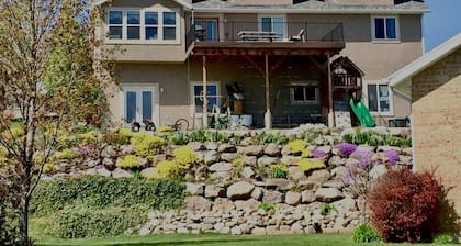 Cozy Apartment with Loft, Theater Room, & Gorgeous Mountain Views! Sleeps 8