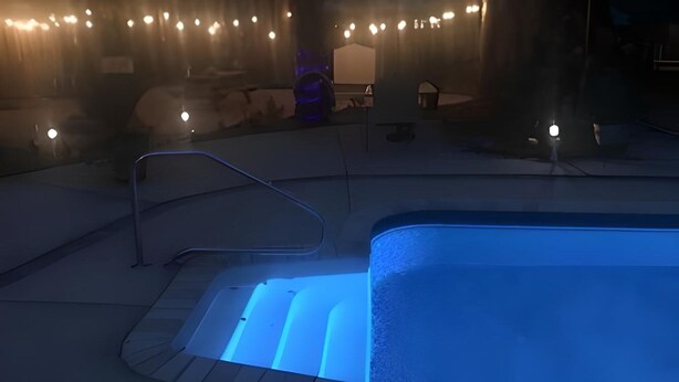 Ein Poolbereich mit Whirlpool und einer Metallleiter.