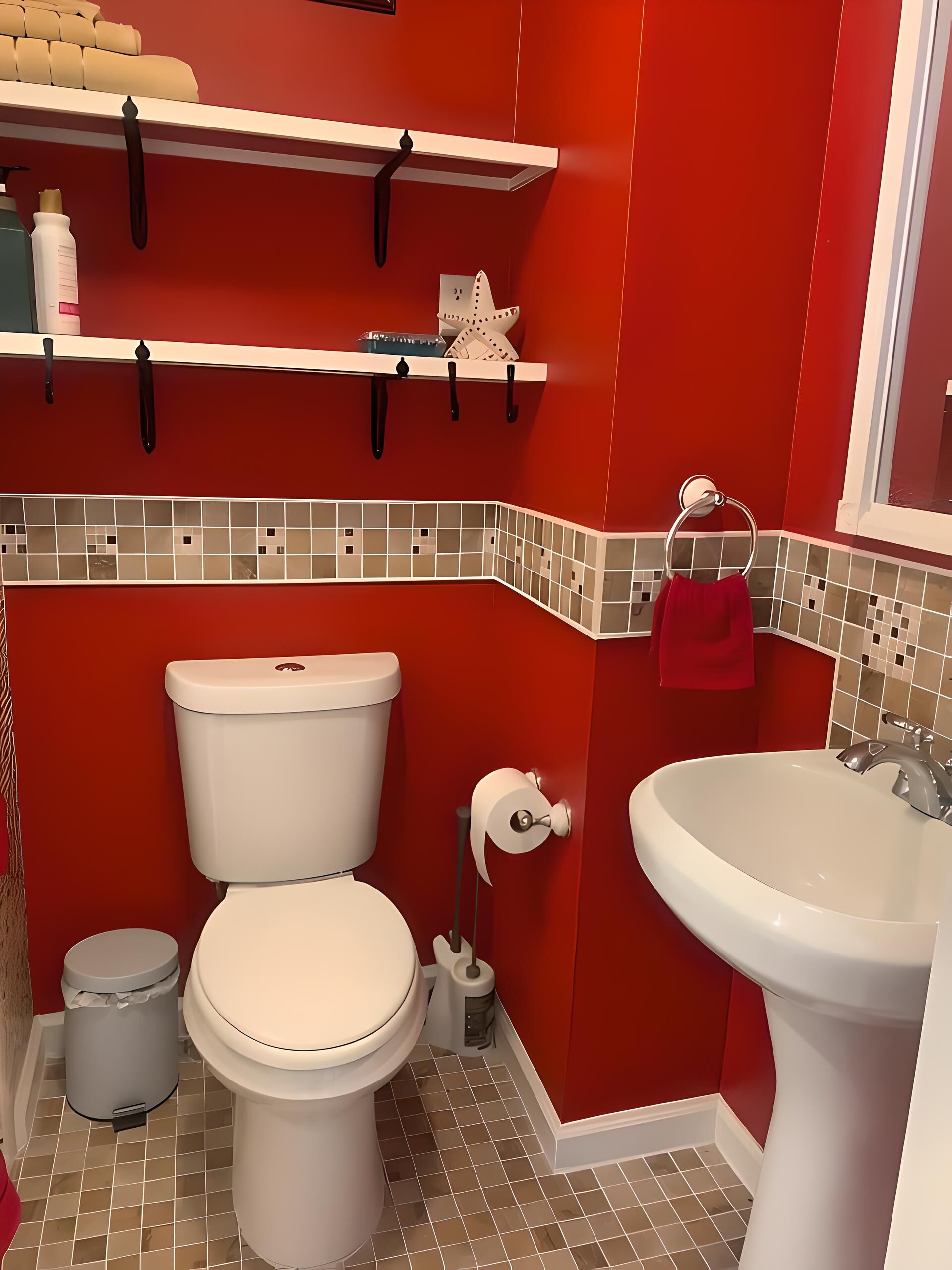 Une salle de bain équipée de toilettes, d’un lavabo et d’étagères où sont rangés les articles de toilette.
